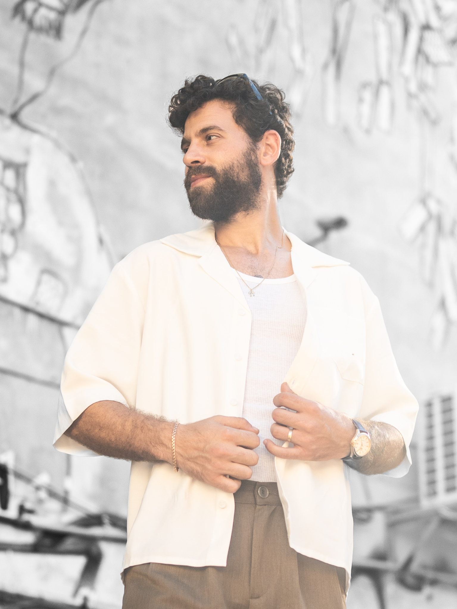 חולצה מכופתרת לבנה